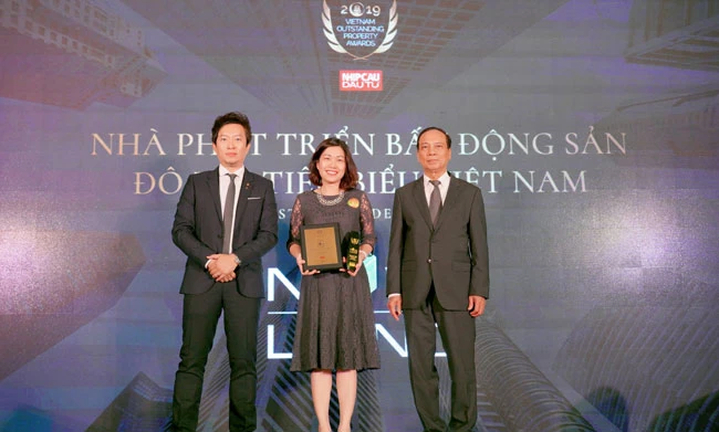 Đại diện Tập đoàn Novaland nhận giải thưởng Nhà phát triển bất động sản đô thị tiêu biểu Việt Nam 2019