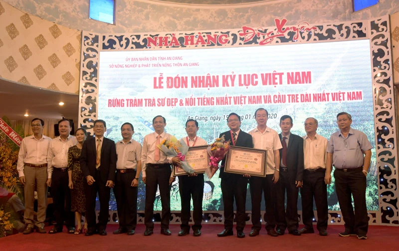 Lãnh đạo Hội Kỷ lục Việt Nam, lãnh đạo tỉnh An Giang, lãnh đạo Tập đoàn Sao Mai, lãnh đạo Công ty CP Cổ phần Du lịch An Giang chụp ảnh lưu niệm.