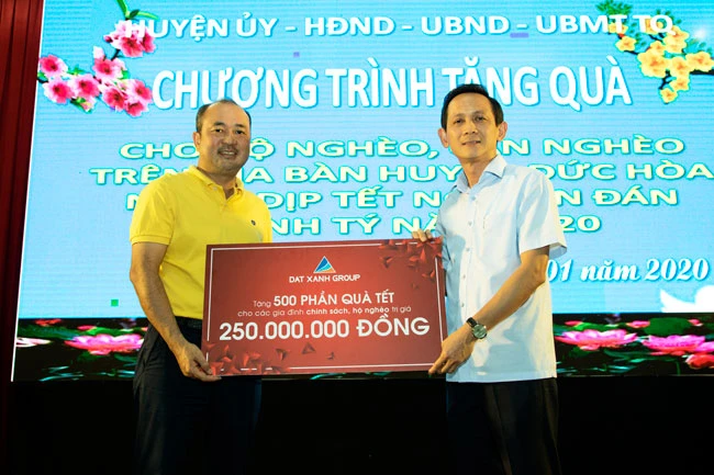 Ông Lương Trí Thảo - Phó TGĐ Tập đoàn Đất Xanh, đại diện Tập đoàn trao tặng 500 phần quà Tết đến chính quyền huyện Đức Hòa, tỉnh Long An.