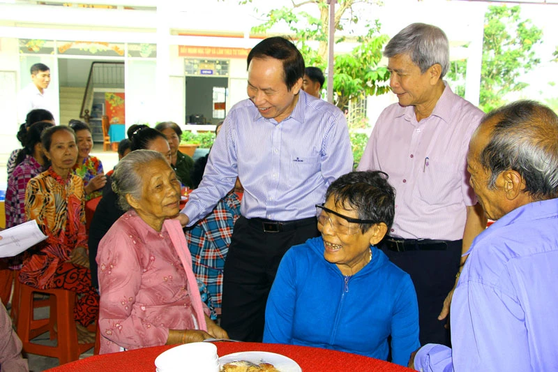 Ông Lê Tiến Châu, Chủ tịch UBND tỉnh Hậu Giang trò chuyện và ăn tết với người nghèo tại xã Vị Tân.