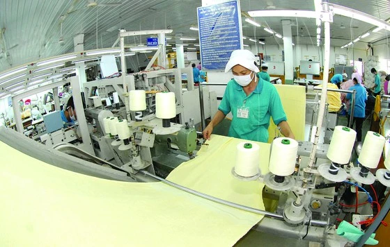 Dệt xuất khẩu tại Tổng công ty Phong Phú. Ảnh: CAO THĂNG