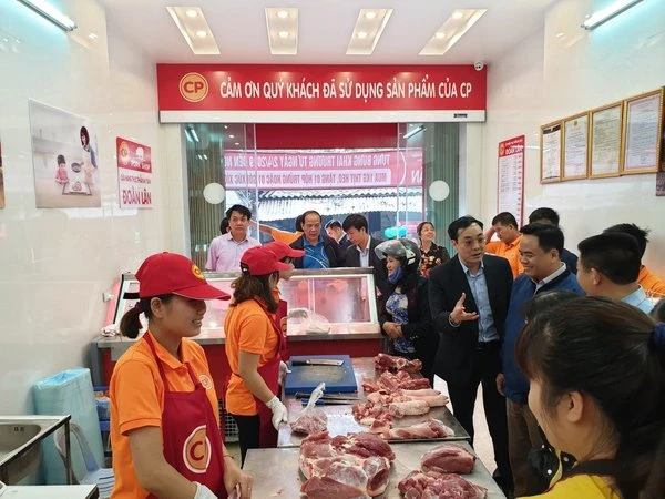 Doanh nghiệp chăn nuôi bắt đầu giảm giá thịt lợn