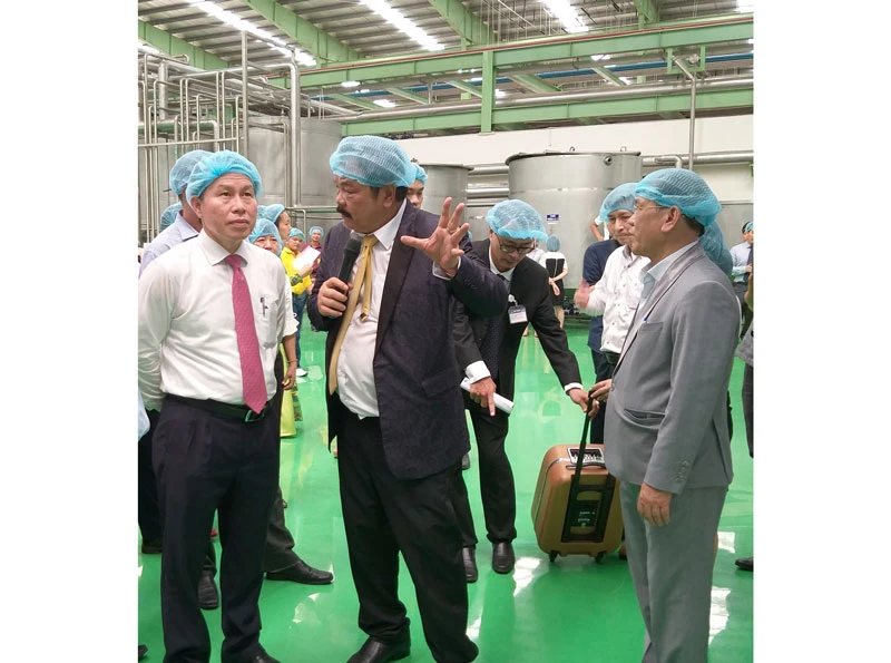 Ông Lê Tiến Châu - Chủ tịch UBND tỉnh Hậu Giang (bìa trái) tìm hiểu hoạt động của doanh nghiệp trên địa bàn.