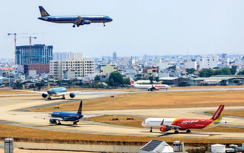 Quá tải hạ tầng sân bay Tân Sơn Nhất, nhưng muốn đầu tư cũng không dễ do vướng nhiều vấn đề.