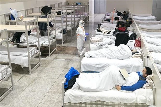Bệnh nhân nhiễm virus corona chủng mới được điều trị tại một bệnh viện dã chiến ở Vũ Hán, Trung Quốc ngày 5/2/2020. (Ảnh: THX/TTXVN)