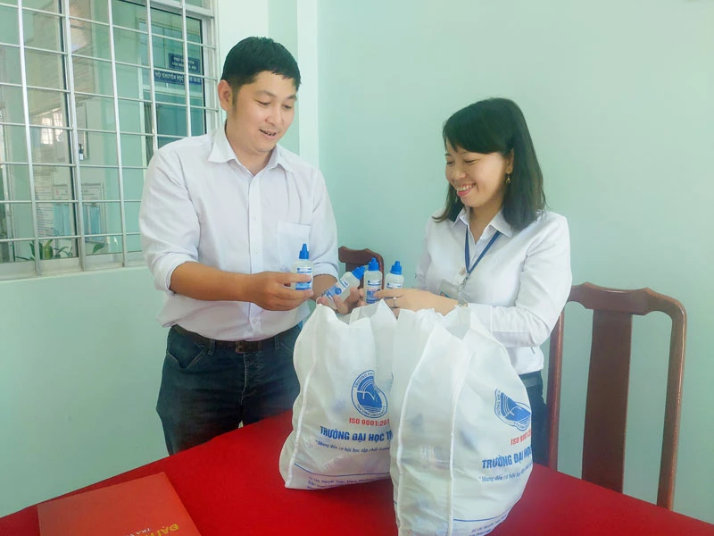 Sinh viên Trà Vinh điều chế nước rửa tay khô sát khuẩn 