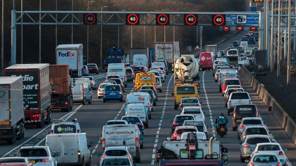 Anh: Cấm bán xe chạy bằng xăng và dầu diesel vào năm 2032