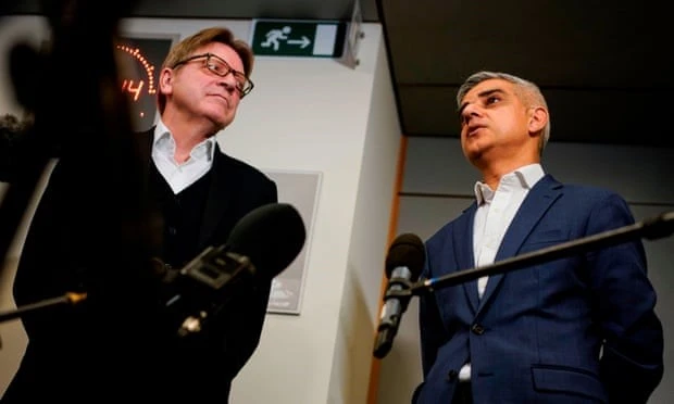 Ông Sadiq Khan (bên phải) trả lời các câu hỏi của nhà báo ngày 18/2. (Nguồn: Getty Images)