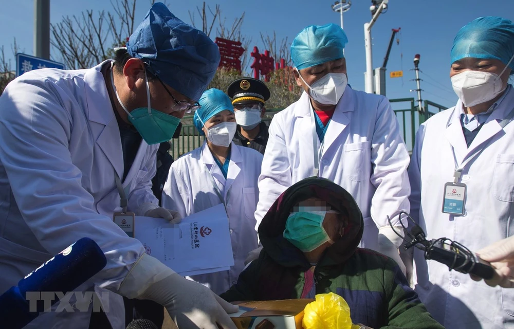 Bệnh nhân nhiễm COVID-19 xuất viện sau khi được chữa khỏi tại bệnh viện dã chiến ở Vũ Hán, tỉnh Hồ Bắc, Trung Quốc. (Ảnh: THX/TTXVN)