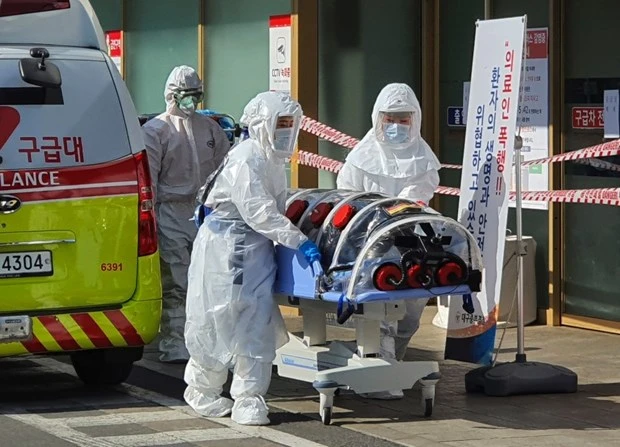 Nhân viên y tế chuyển bệnh nhân nghi nhiễm COVID-19 tới một bệnh viện ở Daegu, Hàn Quốc. (Ảnh: AP)