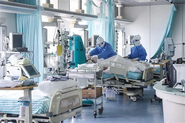 Nhân viên y tế điều trị cho bệnh nhân nhiễm COVID-19 tại bệnh viện ở Bắc Kinh, Trung Quốc, ngày 13/2/2020. (Ảnh: THX/TTXVN)