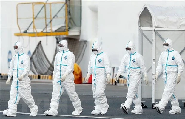 Nhân viên y tế làm nhiệm vụ gần tàu Diamond Princess tại khu vực cảng Yokohama, Nhật Bản ngày 10/2/2020. (Ảnh: ANI/TTXVN)