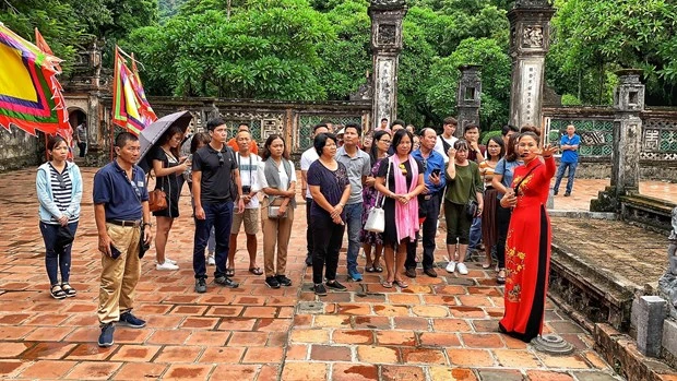 Du khách Việt thăm quan đi tích lịch sử trong quần thể danh thắng Tràng An. (Ảnh: Xuân Mai/Vietnam+)