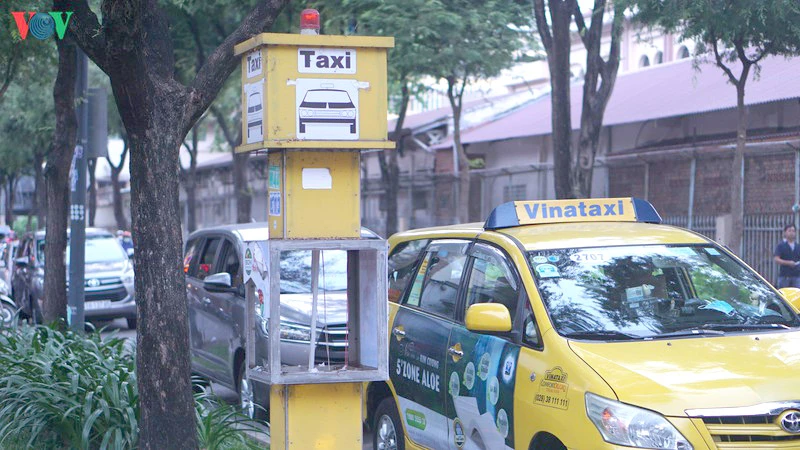 Hiện trạng điểm bắt taxi cố định tại đường Lý Tự Trọng.