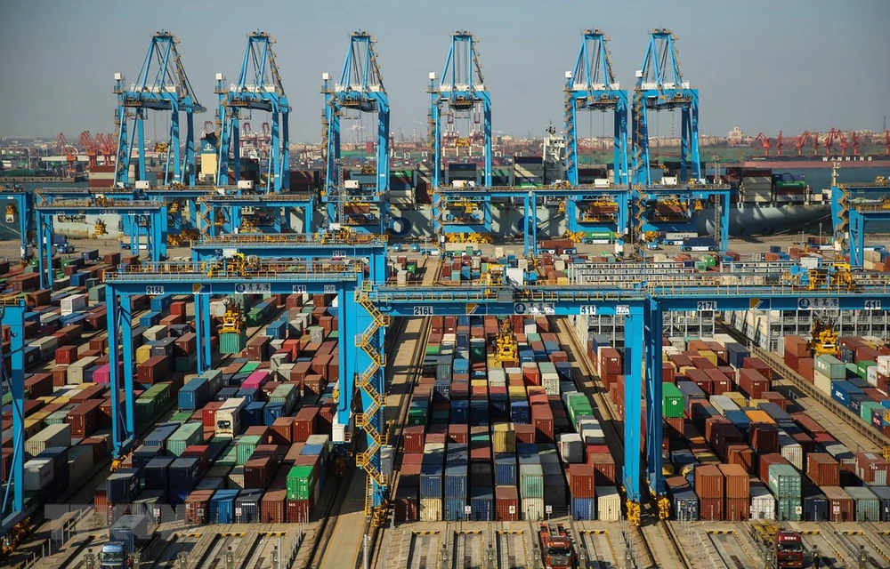 Cảng container hàng hóa ở Thanh Đảo, Trung Quốc. (Ảnh: AFP/TTXVN)