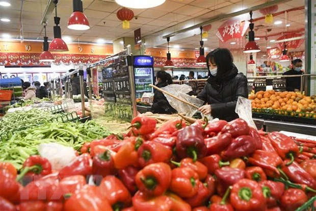Người dân mua sắm tại một siêu thị ở Trùng Khánh, Trung Quốc ngày 5/2/2020. (Nguồn: THX/TTXVN)