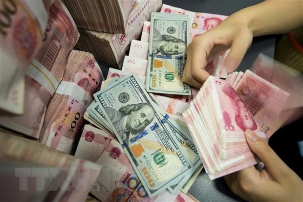 Kiểm đồng 100 nhân dân tệ tại ngân hàng ở Bắc Kinh, Trung Quốc. (Ảnh: AFP/TTXVN)