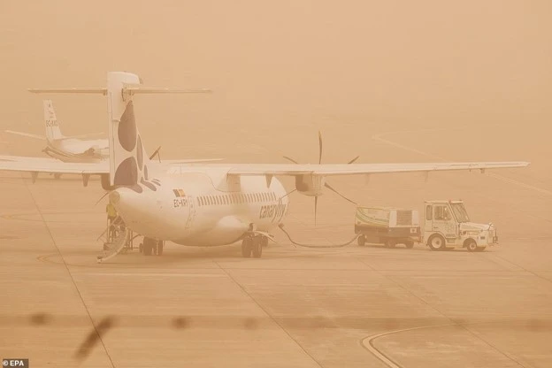 Khách du lịch mắc kẹt ở Quần đảo Canary vì bão cát Sahara