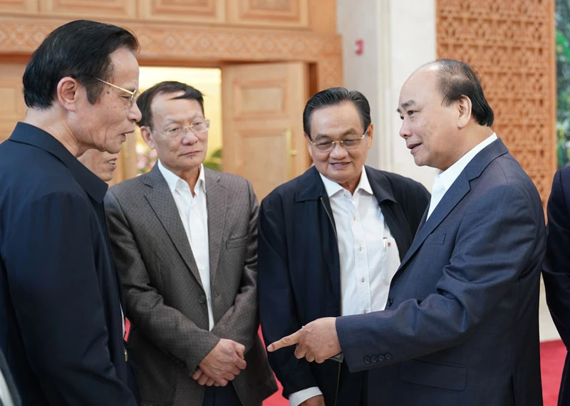 Thủ tướng Nguyễn Xuân Phúc trao đổi với các đại biểu. Ảnh: Viết Chung