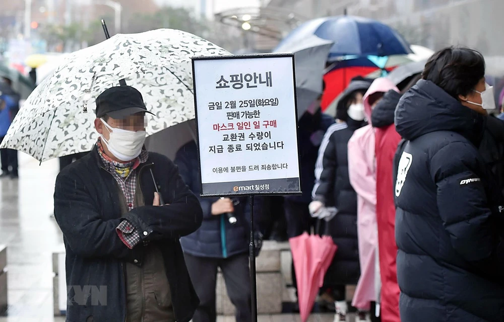 Người dân xếp hàng chờ mua khẩu trang tại Daegu, cách thủ đô Seoul của Hàn Quốc 300km. (Ảnh: THX/TTXVN)