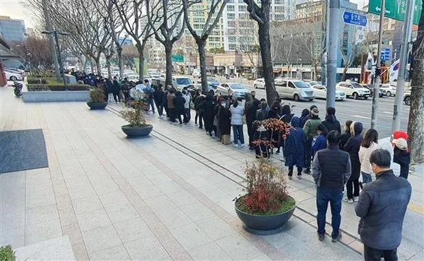 Người dân xếp hàng chờ mua khẩu trang tại Daegu, Hàn Quốc, ngày 27/2/2020, trong bối cảnh bùng phát dịch COVID-19. (Nguồn: Yonhap/TTXVN)