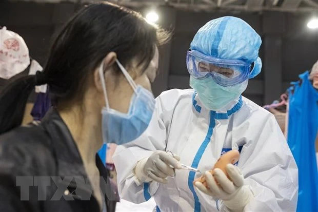 Bệnh nhân nhiễm COVID-19 được điều trị tại bệnh viện ở Vũ Hán, tỉnh Hồ Bắc, Trung Quốc, ngày 25/2/2020. (Ảnh: THX/TTXVN)