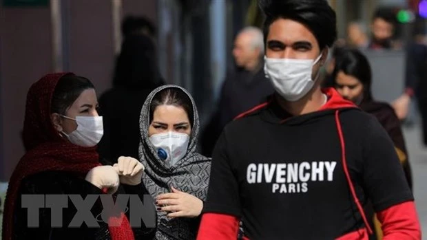 Người dân đeo khẩu trang đề phòng lây nhiễm virus SARS-CoV-2 tại Tehran, Iran ngày 23/2/2020. (Nguồn: AP/TTXVN)