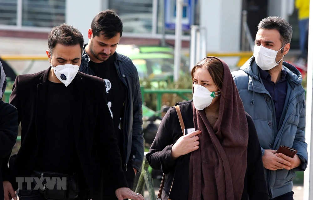 Người dân đeo khẩu trang phòng tránh dịch COVID-19 tại Tehran, Iran, ngày 22/2. (Ảnh: AFP/TTXVN)