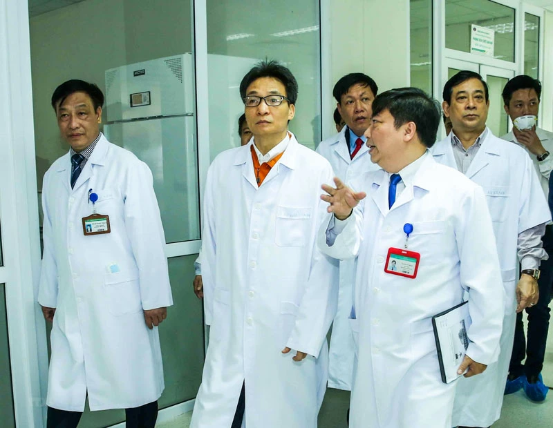 Deputy Prime Minister Vu Duc Dam (center) listened to the leaders of the Central Hospital for Tropical Diseases reporting on the preparation and prevention of Covid-19. Photo: DINH NAM