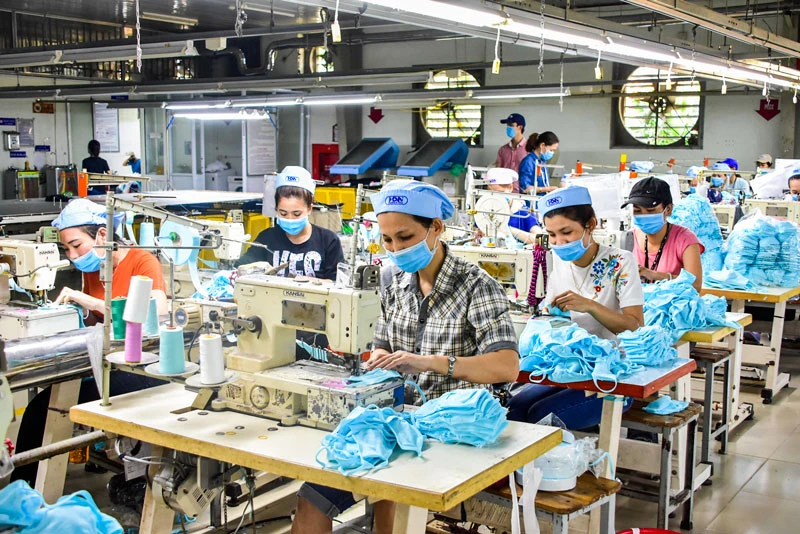 Băn khoăn cho ngành dệt may hiện nay là thiếu nguyên liệu sản xuất nhưng cho công nhân nghỉ việc là không thể, song giữ lại càng khó hơn. 