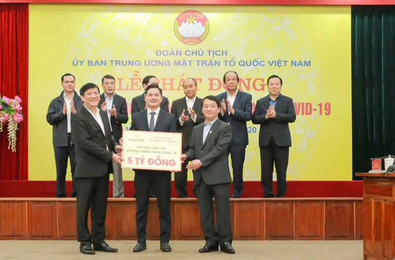 Thủ tướng Nguyễn Xuân Phúc và các đại biểu chứng kiến đại diện Tập đoàn Hưng Thịnh trao bảng tượng trưng 5 tỷ đồng ủng hộ công tác phòng, chống dịch COVID-19