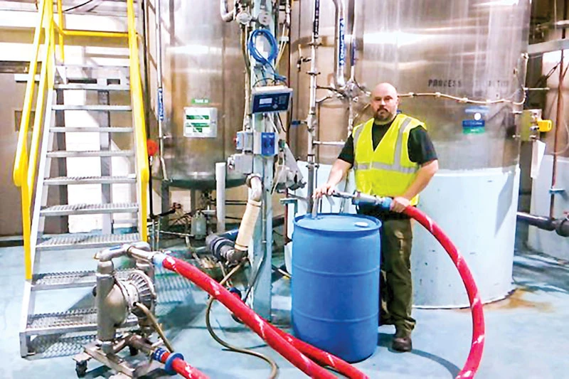 Sản xuất chất khử trùng tay phục vụ dịch cúm corona tại một nhà máy bia rượu Pernod Ricard ở Arkansas.