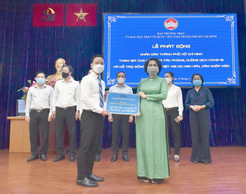 Chủ tịch HĐQT SCB Đinh Văn Thành trao 1,3 tỷ đồng cho MTTQ Việt Nam tại TPHCM.