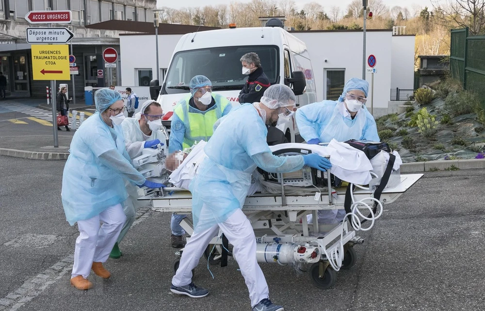 Nhân viên y tế chuyển bệnh nhân nhiễm COVID-19 tại Mulhouse, Pháp, ngày 17/3/2020. (Nguồn: AFP/TTXVN)