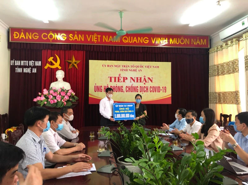 Đại diện Tập đoàn T&T Group trao 5 tỷ đồng ủng hộ cuộc chiến chống dịch Covid-19 của tỉnh Nghệ An. 