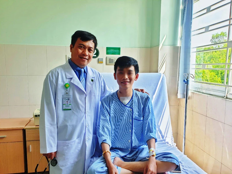 BS Trần Phước Hòa thăm khám cho người bệnh