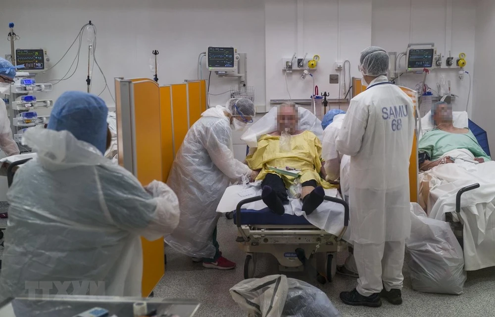 Nhân viên y tế chăm sóc bệnh nhân nhiễm COVID-19 tại bệnh viện Louis Pasteur ở Colmar, Pháp ngày 26/3 vừa qua. (Ảnh: AFP/TTXVN)