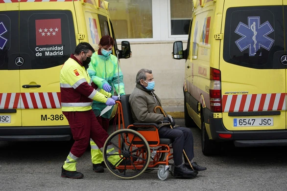 Các nhân viên y tế Tây Ban Nha di chuyển một bệnh nhân ở bệnh viện Octubre tại Madrid ngày 30-3 - Ảnh: REUTERS