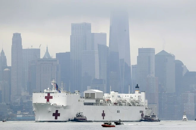 Tàu bệnh viện của Hải quân Mỹ, USNS Comfort, đã tới thành phố New York với hơn 1.000 giường, dành cho các bệnh nhân không nhiễm Covid-19. Ảnh:AP.