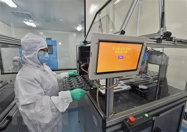 Thử nghiệm bộ dụng cụ xét nghiệm axit nucleic tại một công ty chế phẩm vi sinh ở thành phố Thành Đô, tỉnh Tứ Xuyên, Trung Quốc. (Ảnh minh họa. THX/TTXVN)
