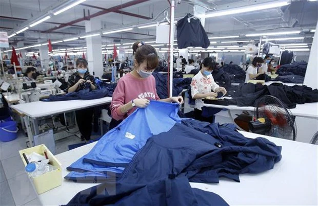 Công nhân sản xuất sản phẩm may mặc tại Công ty cổ phần may và dịch vụ Hưng Long (huyện Mỹ Hào, Hưng Yên). (Ảnh: Phạm Kiên/TTXVN)