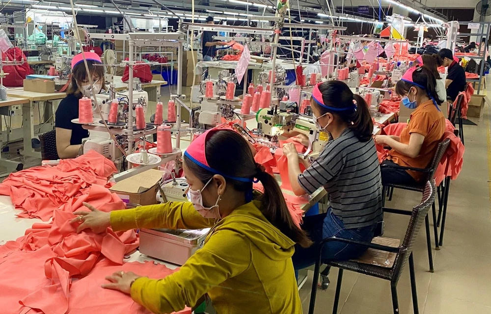 Hoạt động sản xuất ở hầu hết ở các doanh nghiệp dệt may tại Thừa Thiên - Huế vẫn diễn ra bình thường. (Ảnh: Mai Trang/TTXVN)
