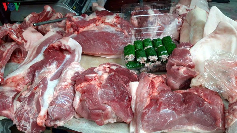 Giá thịt lợn tại các chợ dân sinh có giảm những không đáng kể.