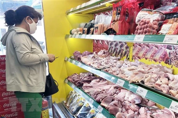 Người tiêu dùng có thể mua thịt lợn trong nước lẫn hàng nhập khẩu tại kênh phân phối hiện đại. (Ảnh: Mỹ Phương/TTXVN)