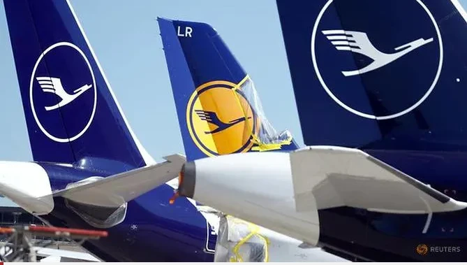 Máy bay của hãng hàng không Lufthansa Đức đang đậu tại sân bay Frankfurt khi đại dịch lan rộng Ảnh Reuters
