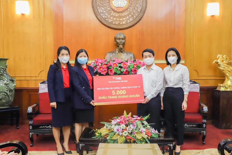 Đại diện Tập đoàn TNG Holdings Vietnam trao tặng 5.000 khẩu trang kháng khuẩn cho Ủy ban Trung ương MTTQ Việt Nam.