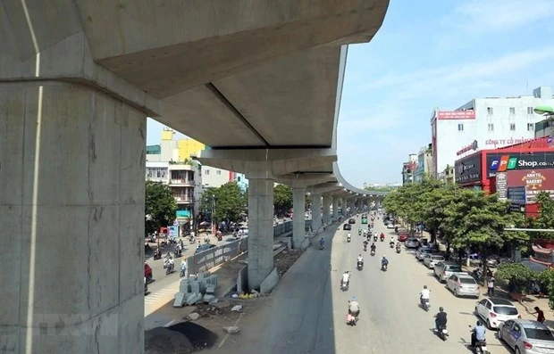 Dự án đường sắt đô thị Nhổn-ga Hà Nội đã hoàn thành phần đi trên cao và đang tiến hành thi công hệ thống thang máy lên nhà ga. (Ảnh: Huy Hùng/TTXVN)