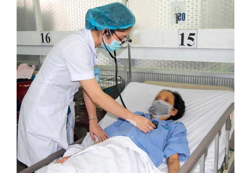 Bác sĩ chăm sóc cho bệnh nhân sau khi phẫu thuật tim thành công