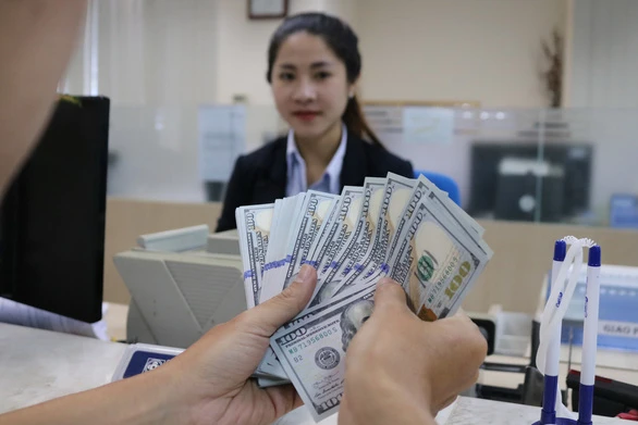 Giao dịch kiều hối tại một ngân hàng trên đường Nguyễn Thị Minh Khai, Q.3, TP.HCM - Ảnh: N.PHƯỢNG