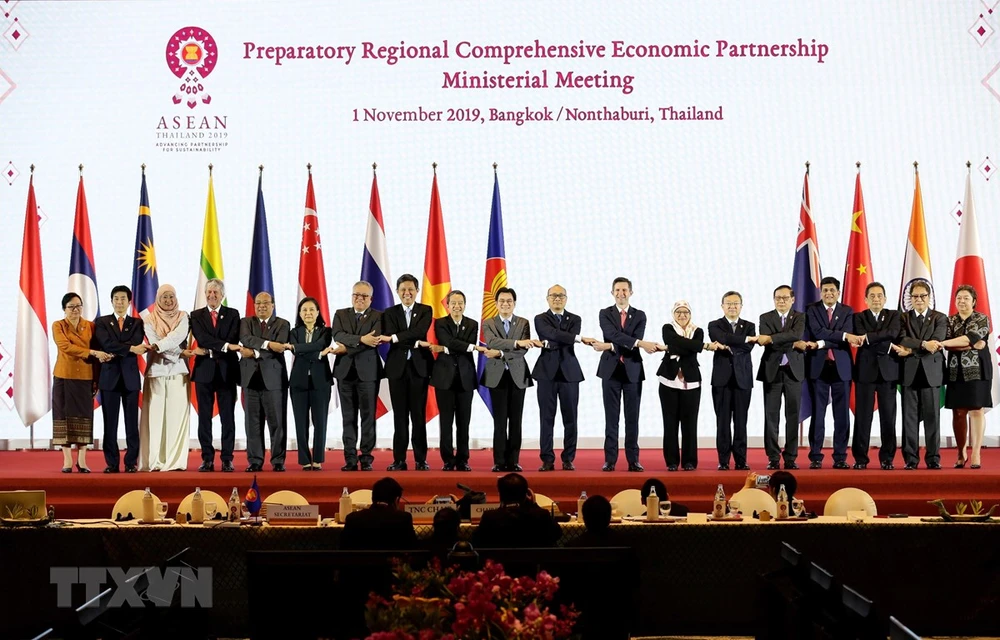 Các đại biểu chụp ảnh chung tại Hội nghị Cấp Bộ trưởng về Hiệp định Đối tác kinh tế toàn diện khu vực (RCEP) ở Nontha Buri, Thái Lan ngày 1/11/2019. (Ảnh: Lý Hữu Kiên/TTXVN)